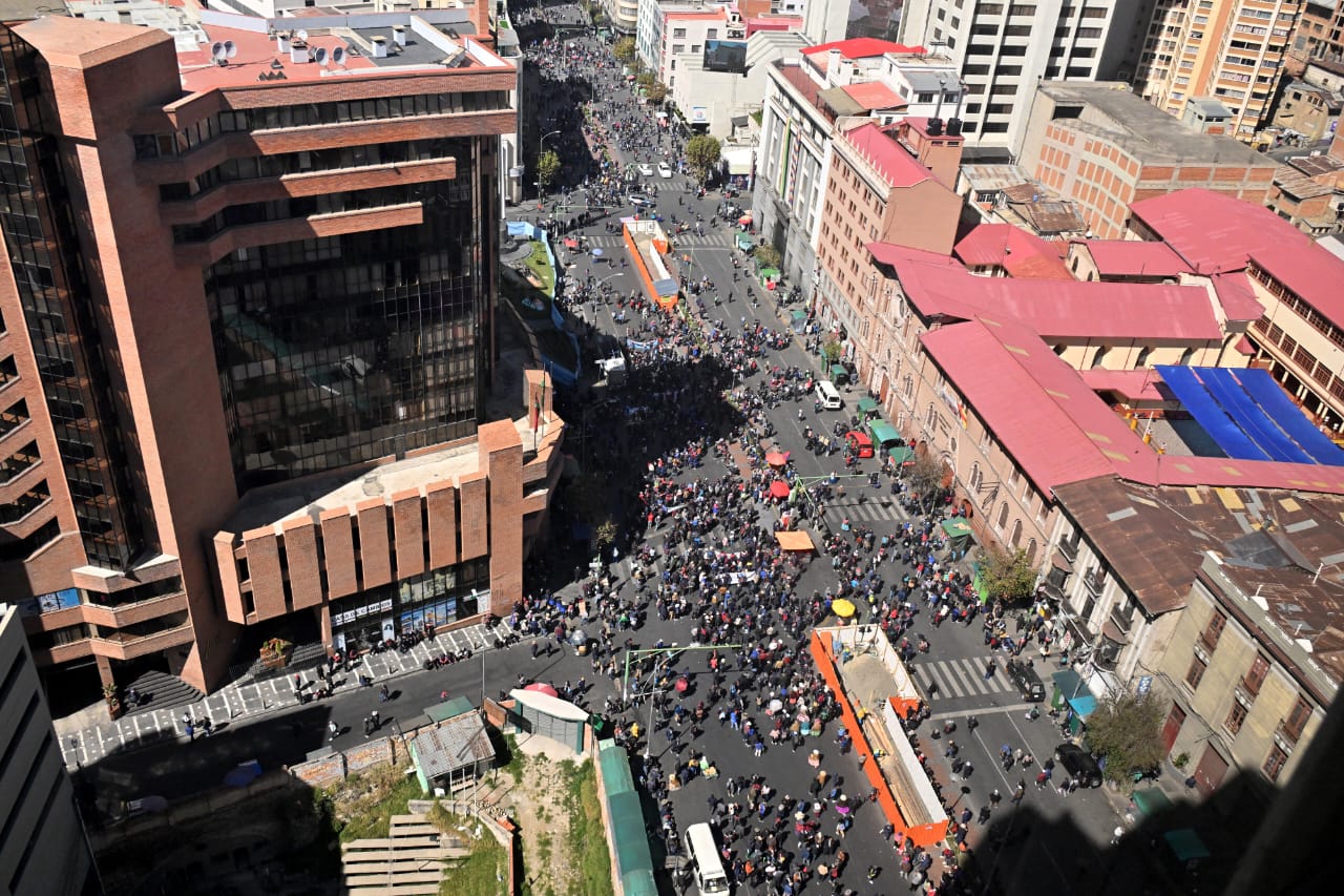 Miles de choferes marchan en Bolivia por escasez de combustibles y ...